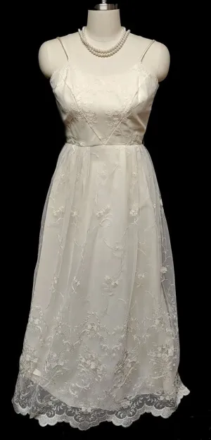 *VINTAGE IVORY EMBROIDERED LACE EVENING GOWN IN INNOCENT IVORY - ABSOLUTELY GORGEOUS SCALLOPED LACE HEM